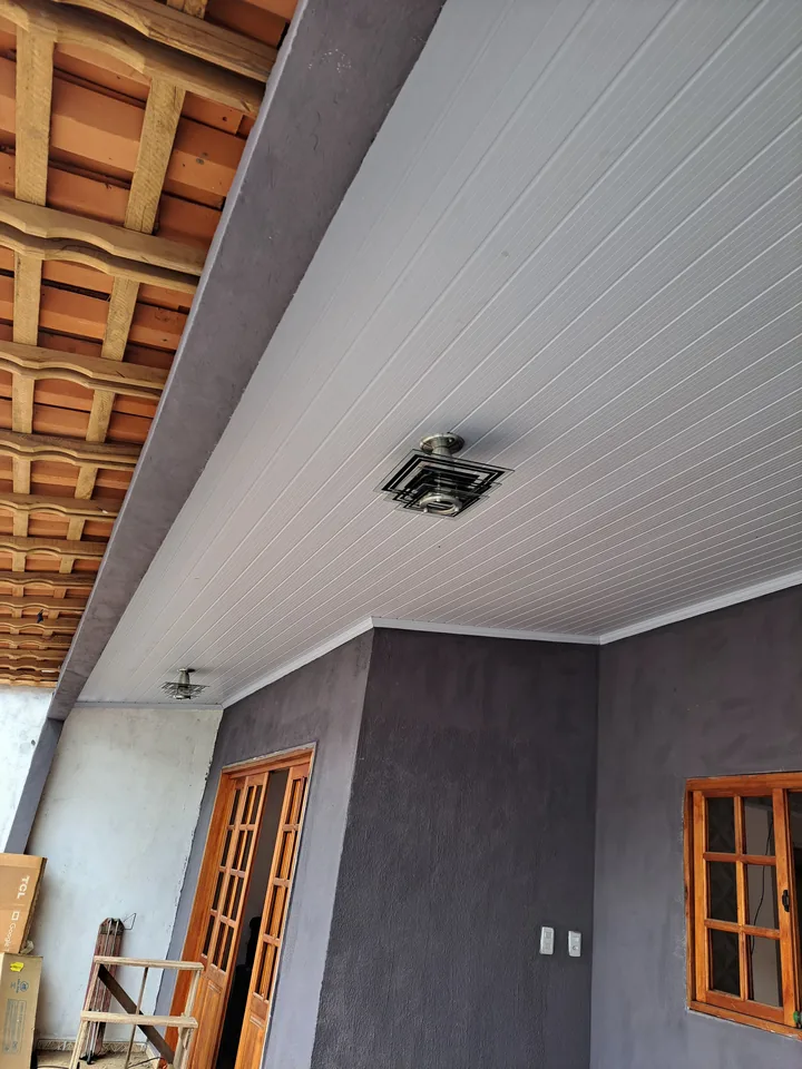 Forro branco instalado em uma área externa coberta