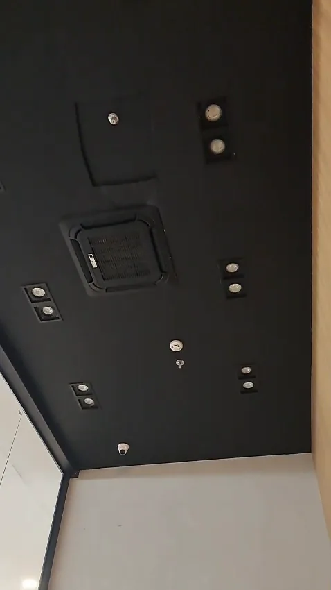 Forro preto com iluminação embutida e equipamento de climatização